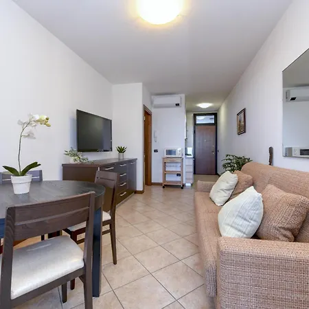Rosa Flat By Garda Apartment
